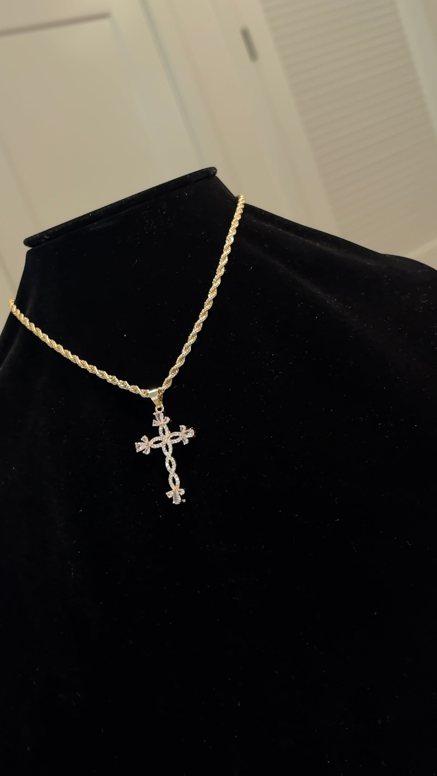 AMOR CROSS CHAIN